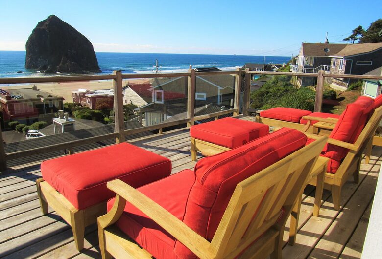 Beachfront Escape Overlooking Haystack Rock - Cannon Beach, Oregon