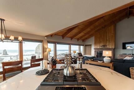 Beachfront Escape Overlooking Haystack Rock - Cannon Beach, Oregon