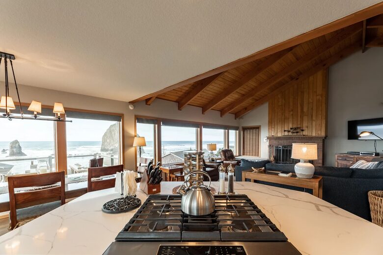 Beachfront Escape Overlooking Haystack Rock - Cannon Beach, Oregon