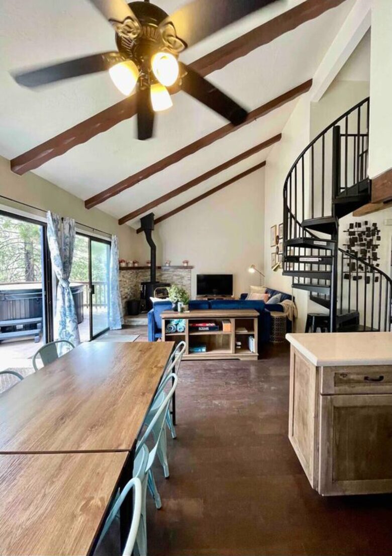 Cozy Mountain Escape with Private Hot Tub - Stateline, Nevada