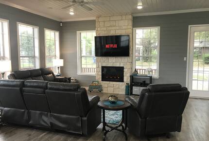 Sprawling Waterfront Haven with Private Dock & Boat Rental Option - Gun Barrel City, Texas
