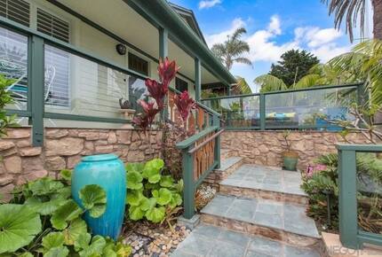 Colorful Coastal Cottage with ocean views - San Diego, California