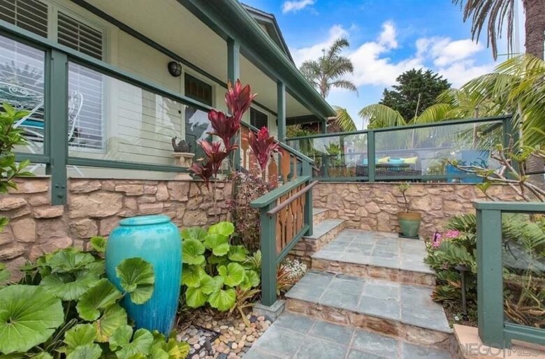 Colorful Coastal Cottage with ocean views - San Diego, California