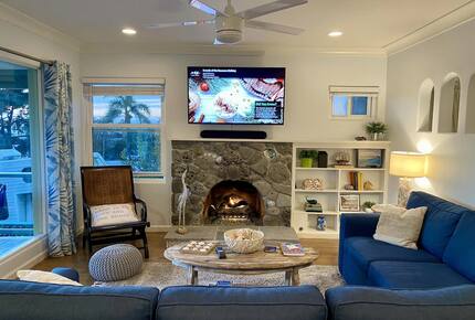 Colorful Coastal Cottage with ocean views - San Diego, California