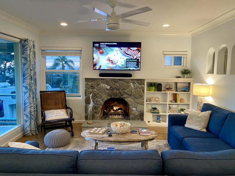 Colorful Coastal Cottage with ocean views - San Diego, California