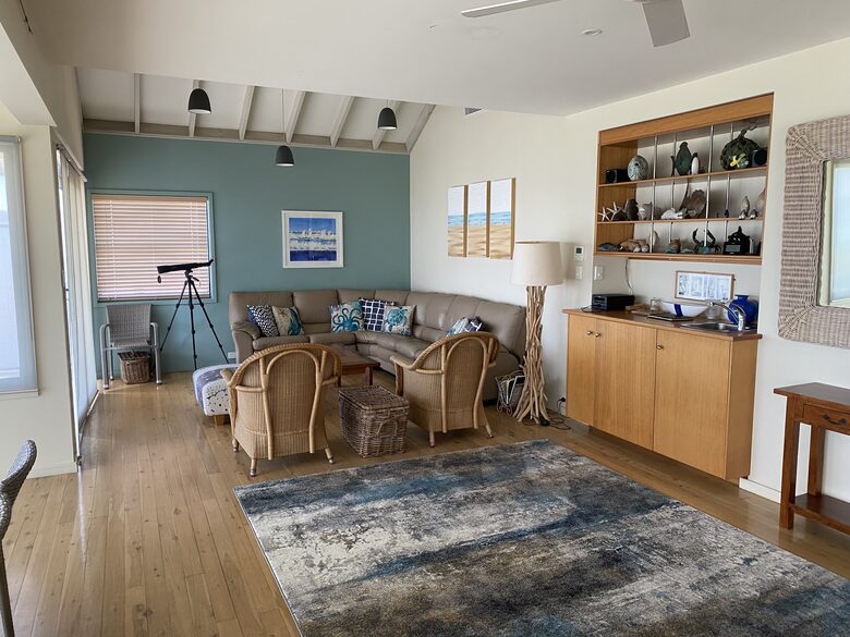 Lounge area and wet bar