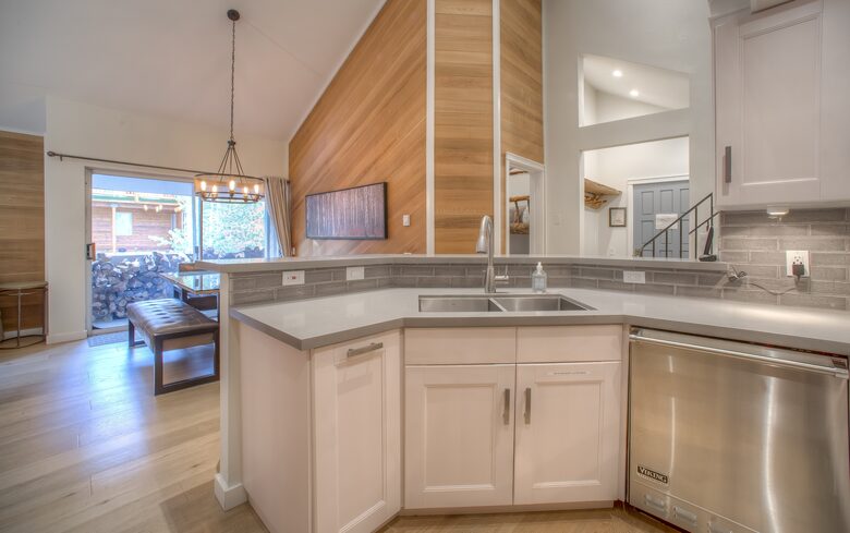 High-End Comfort Steps from the Lifts - Mammoth Lakes, California