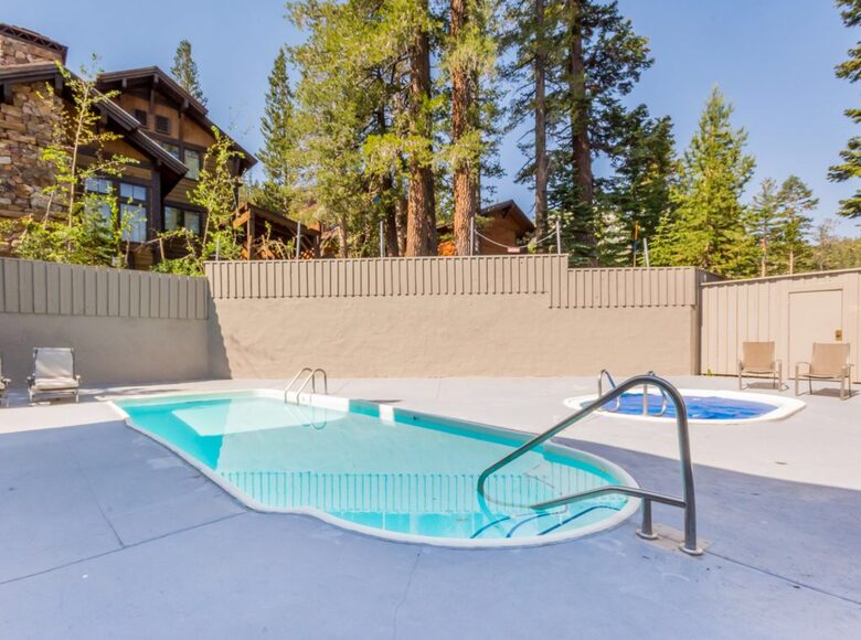 Pool (seasonal) and hot tub in the complex