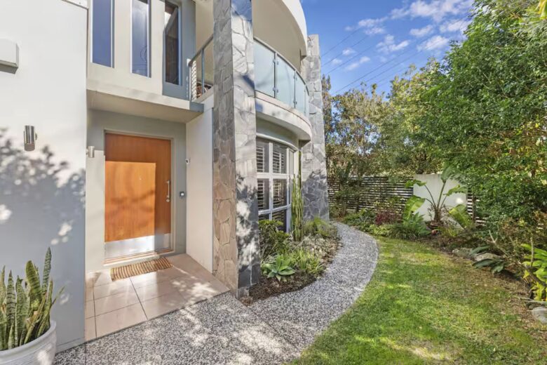 A Coastal Sanctuary in Currumbin - Gold Coast, Australia