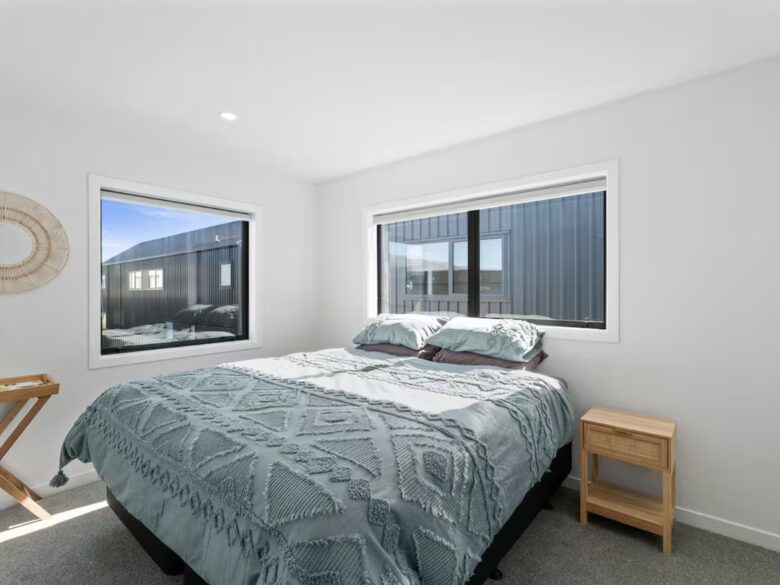 A Modern Wānaka Retreat - Wānaka, New Zealand
