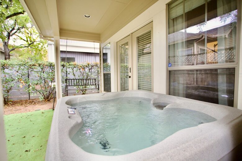 A Stylish Retreat in Austin’s Prime Neighborhood - Austin, Texas