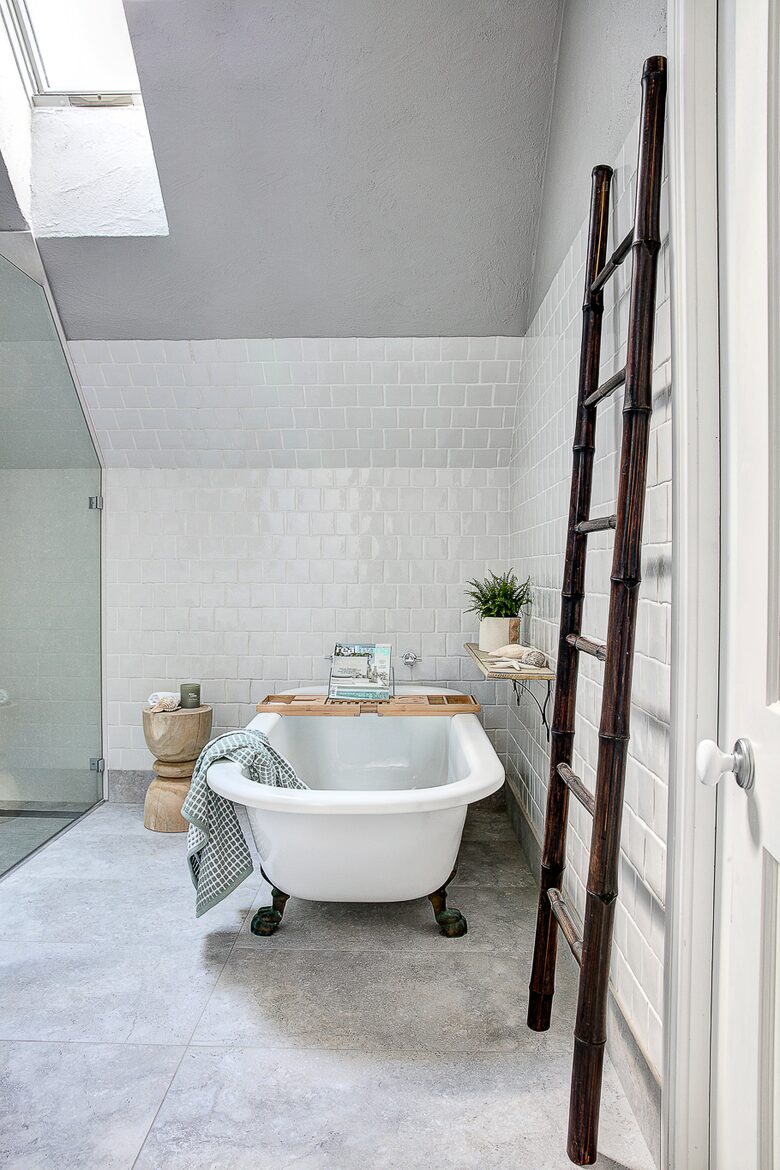 Seaside Sanctuary with Direct Beach Access & Panoramic Ocean Views - Forresters Beach, Australia