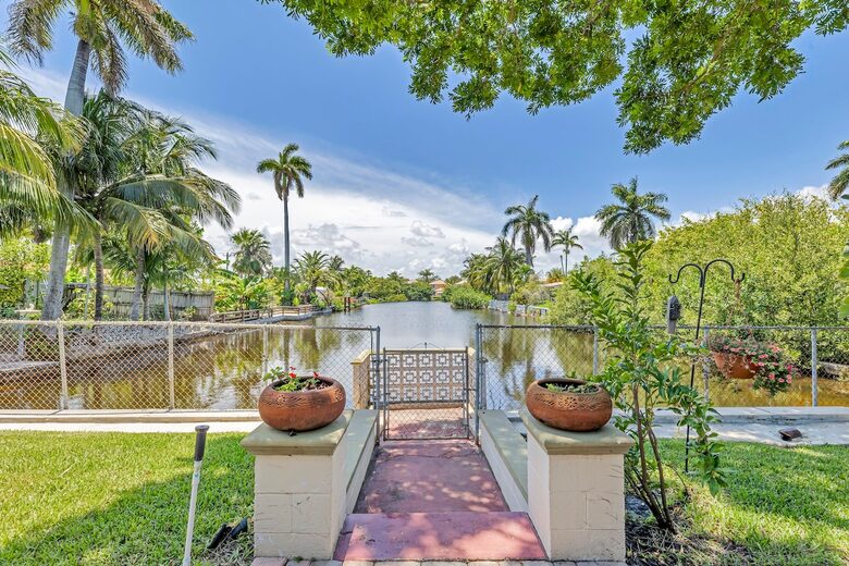 Hollywood Hideaway | Stylish Waterfront Escape Near the Beach - Hollywood, Florida