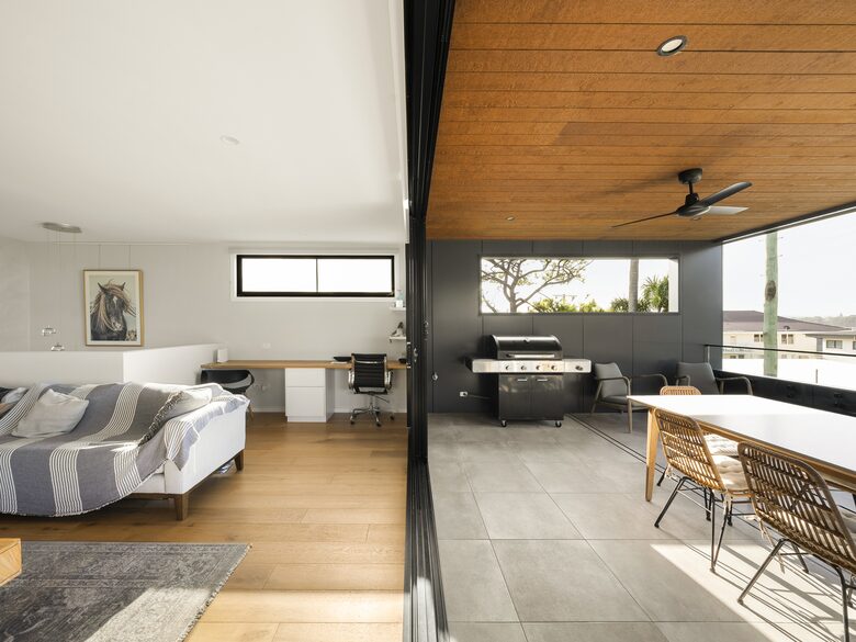 Stylish Two-Level Escape with Stunning Ocean Vistas - Woolgoolga, Australia
