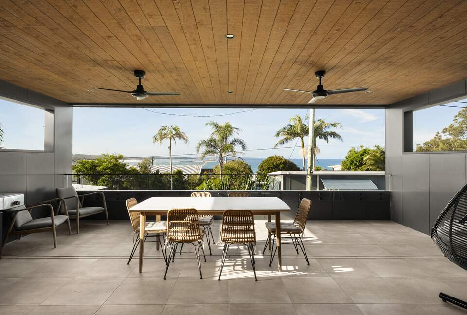 Stylish Two-Level Escape with Stunning Ocean Vistas - Woolgoolga, Australia