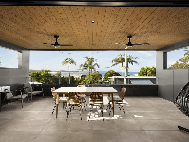 Stylish Two-Level Escape with Stunning Ocean Vistas - Woolgoolga, Australia