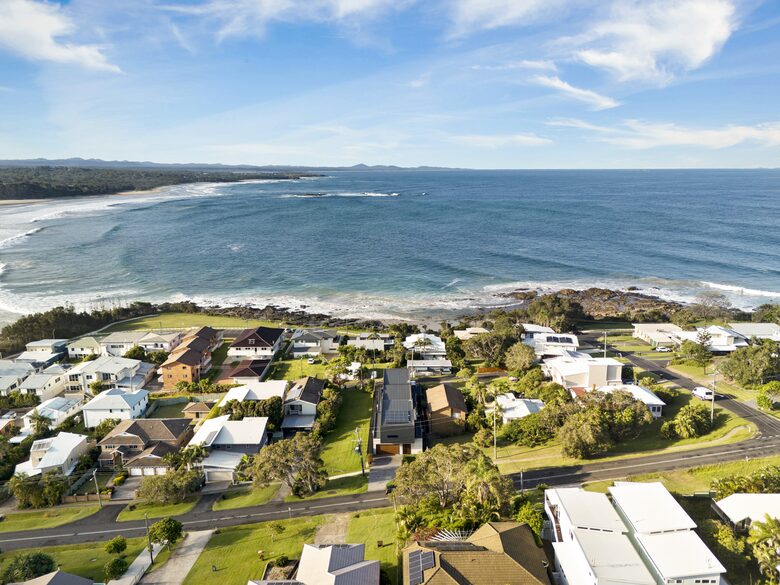 Stylish Two-Level Escape with Stunning Ocean Vistas - Woolgoolga, Australia
