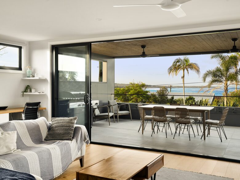 Stylish Two-Level Escape with Stunning Ocean Vistas - Woolgoolga, Australia