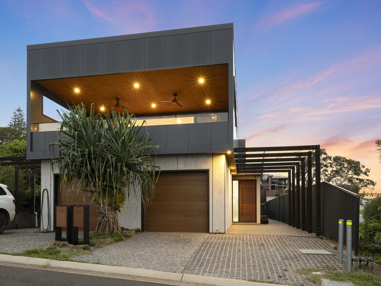 Stylish Two-Level Escape with Stunning Ocean Vistas - Woolgoolga, Australia