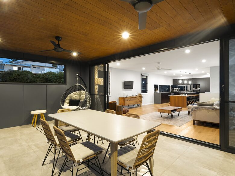 Stylish Two-Level Escape with Stunning Ocean Vistas - Woolgoolga, Australia