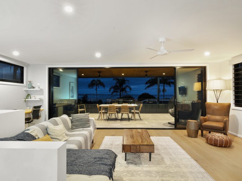 Stylish Two-Level Escape with Stunning Ocean Vistas - Woolgoolga, Australia