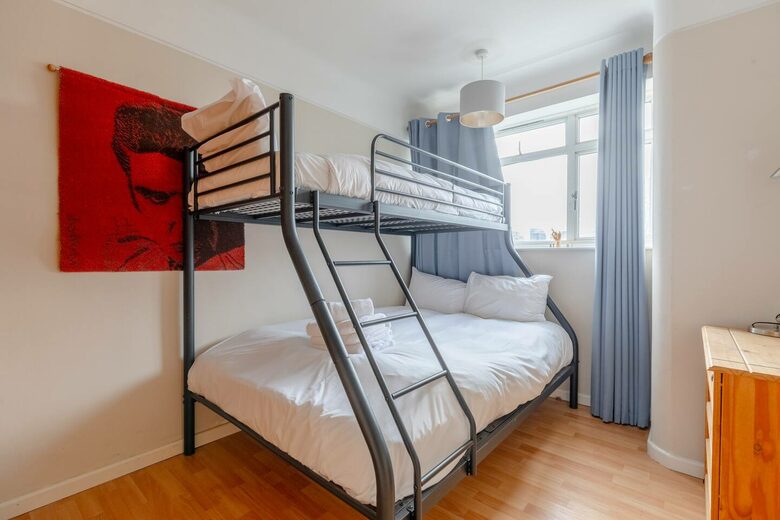 Thameside 2BD Apartment - London, United Kingdom