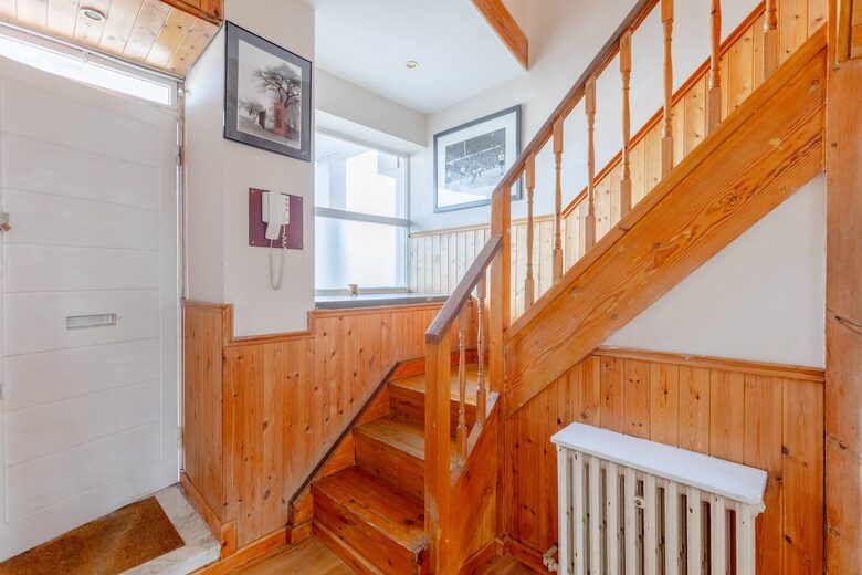 Thameside 2BD Apartment - London, United Kingdom