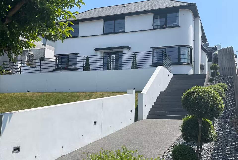 Luxurious Art Deco Retreat in Truro with Cinema & Hot Tub - Truro, United Kingdom