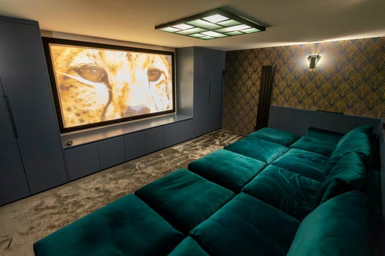 Luxurious Art Deco Retreat in Truro with Cinema & Hot Tub - Truro, United Kingdom