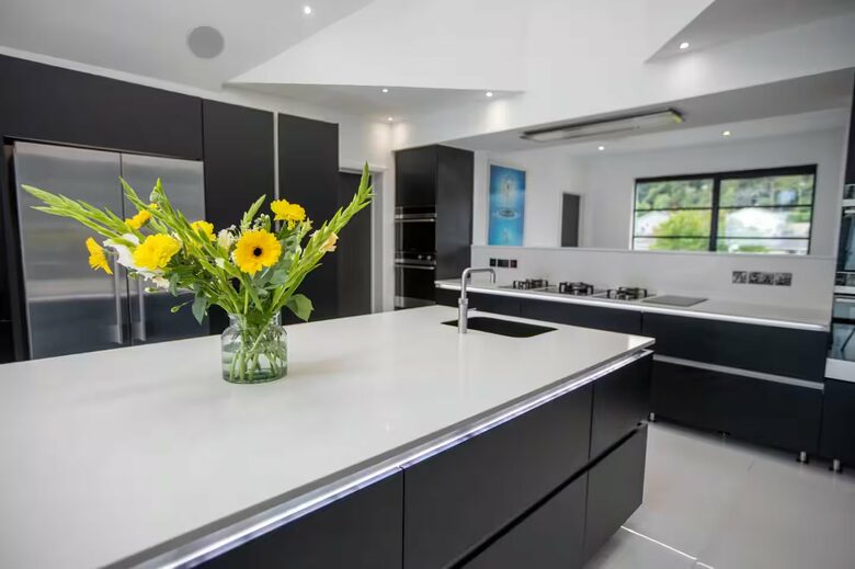 Luxurious Art Deco Retreat in Truro with Cinema & Hot Tub - Truro, United Kingdom