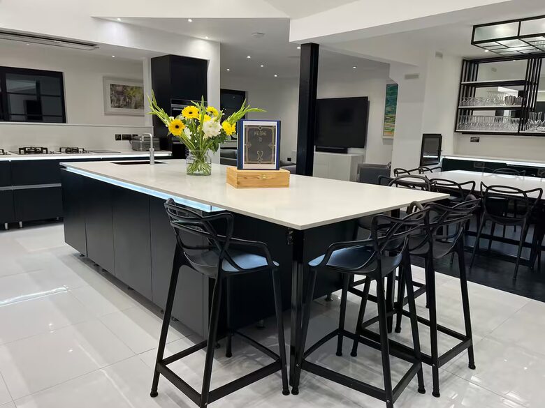 Luxurious Art Deco Retreat in Truro with Cinema & Hot Tub - Truro, United Kingdom