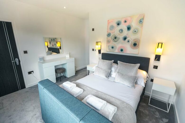 Luxurious Art Deco Retreat in Truro with Cinema & Hot Tub - Truro, United Kingdom