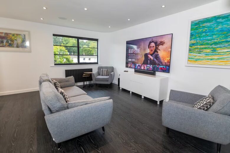 Luxurious Art Deco Retreat in Truro with Cinema & Hot Tub - Truro, United Kingdom