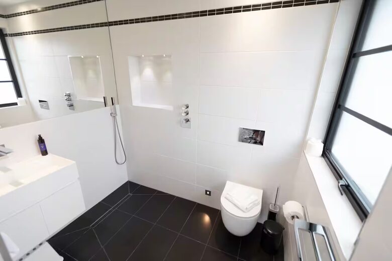 Luxurious Art Deco Retreat in Truro with Cinema & Hot Tub - Truro, United Kingdom