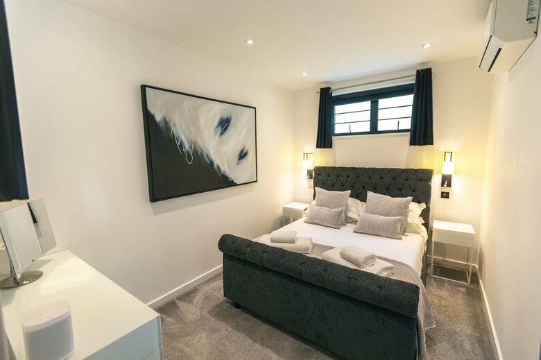 Luxurious Art Deco Retreat in Truro with Cinema & Hot Tub - Truro, United Kingdom
