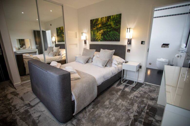 Luxurious Art Deco Retreat in Truro with Cinema & Hot Tub - Truro, United Kingdom
