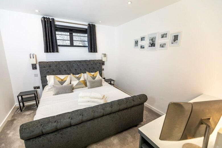 Luxurious Art Deco Retreat in Truro with Cinema & Hot Tub - Truro, United Kingdom