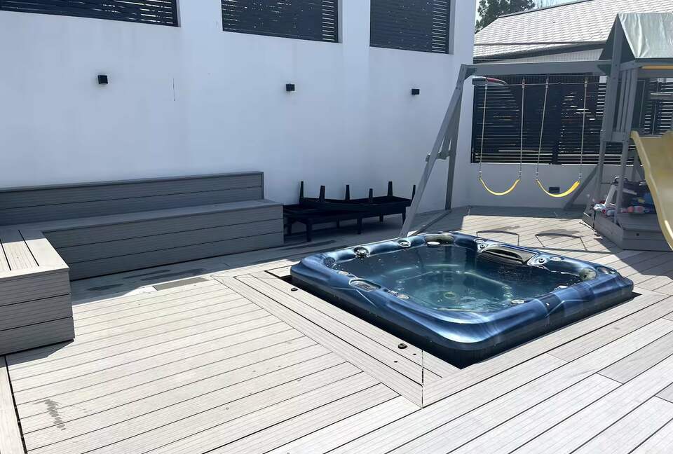 Luxurious Art Deco Retreat in Truro with Cinema & Hot Tub - Truro, United Kingdom