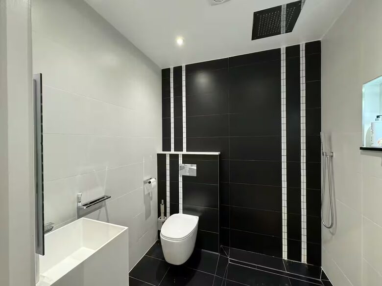 Luxurious Art Deco Retreat in Truro with Cinema & Hot Tub - Truro, United Kingdom