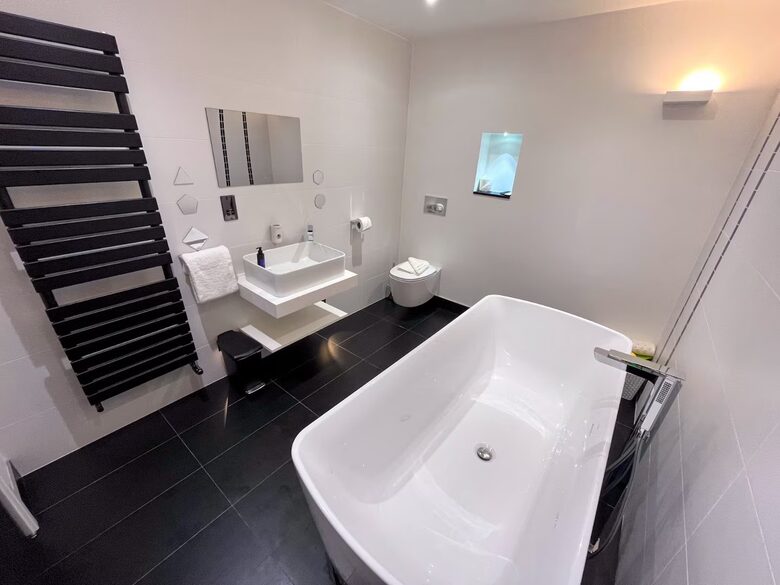 Luxurious Art Deco Retreat in Truro with Cinema & Hot Tub - Truro, United Kingdom