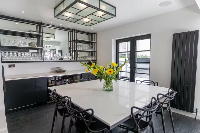 Luxurious Art Deco Retreat in Truro with Cinema & Hot Tub - Truro, United Kingdom