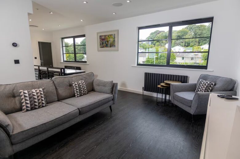 Luxurious Art Deco Retreat in Truro with Cinema & Hot Tub - Truro, United Kingdom