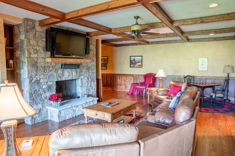 Alpine-Inspired Retreat with Panoramic Mountain Views - Tuckasegee, North Carolina
