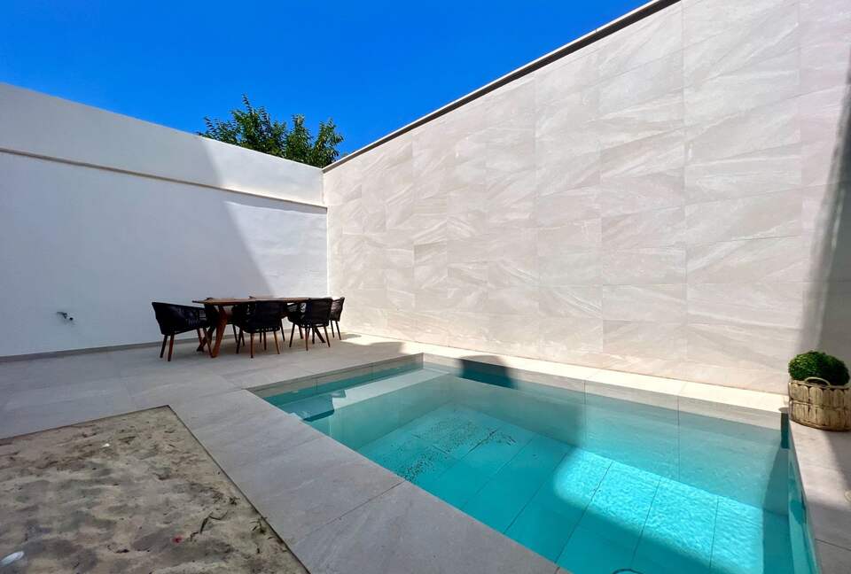 private pool area