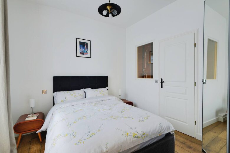 Charming Apartment Overlooking Place du Marché Sainte Catherine - Paris, France
