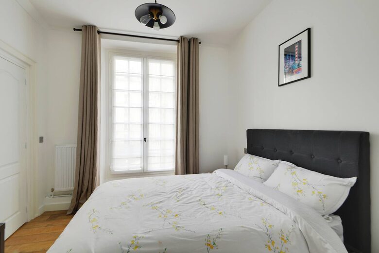 Charming Apartment Overlooking Place du Marché Sainte Catherine - Paris, France