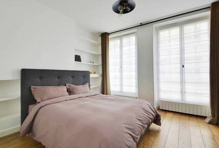 Charming Apartment Overlooking Place du Marché Sainte Catherine - Paris, France