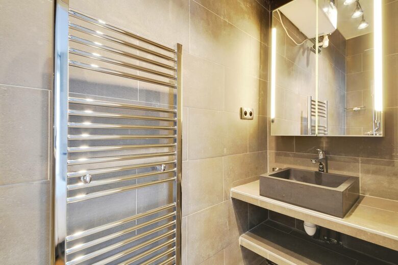 Charming Apartment Overlooking Place du Marché Sainte Catherine - Paris, France