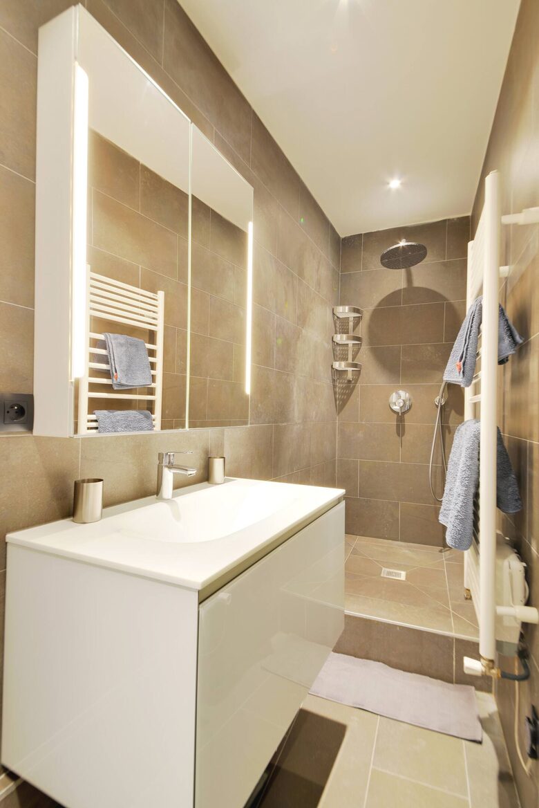 Charming Apartment Overlooking Place du Marché Sainte Catherine - Paris, France