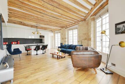 Charming Apartment Overlooking Place du Marché Sainte Catherine - Paris, France